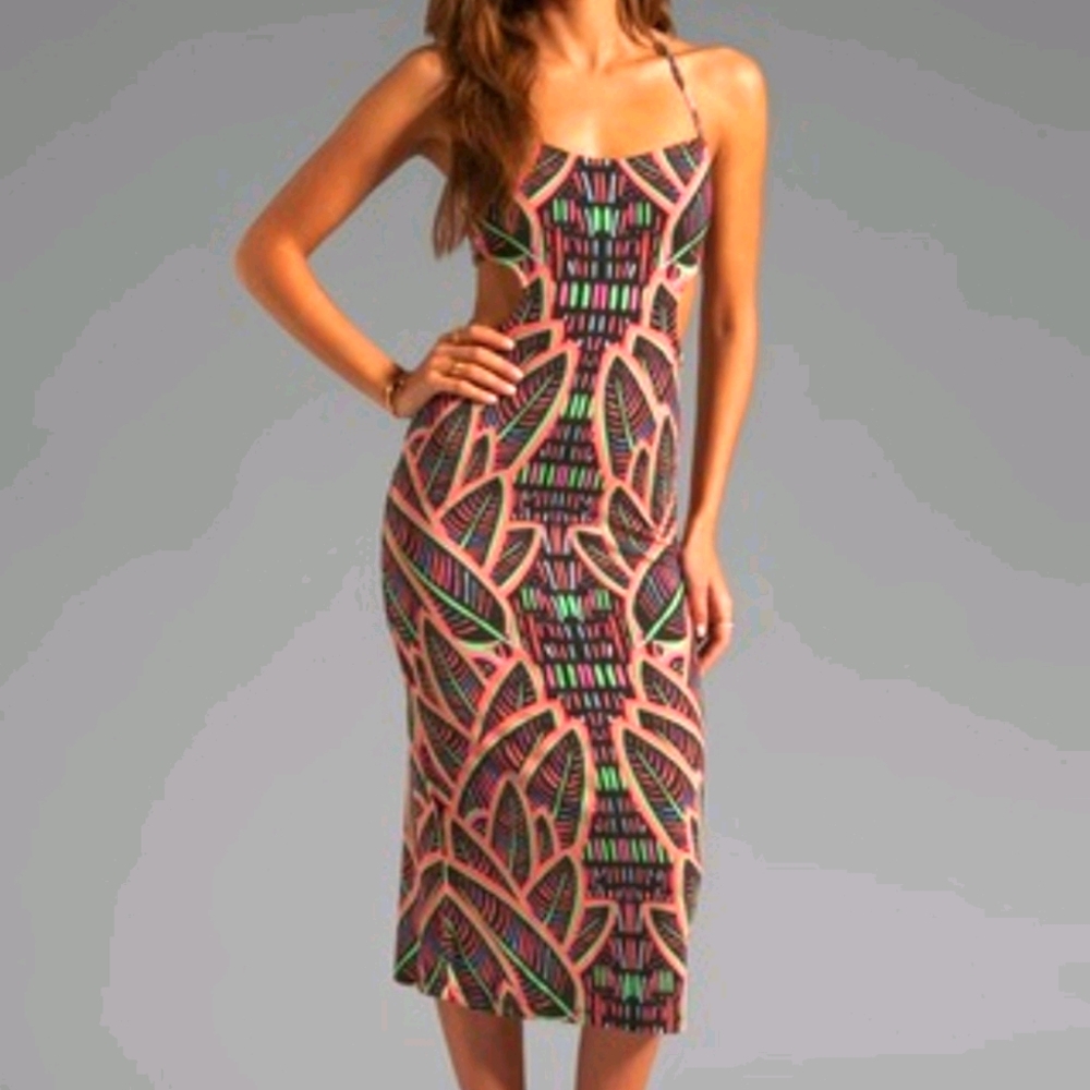 Image 5

Image 6

Tie Back Cut-Out Maxi Dress in P
